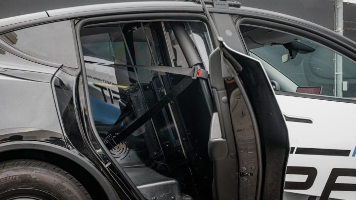 UP.Fit Model Y Prisoner Partition Center Belts_1920_MGL0513