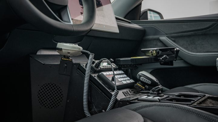 UP.Fit Model Y Prisoner Partition Center Belts_1920_MGL0518